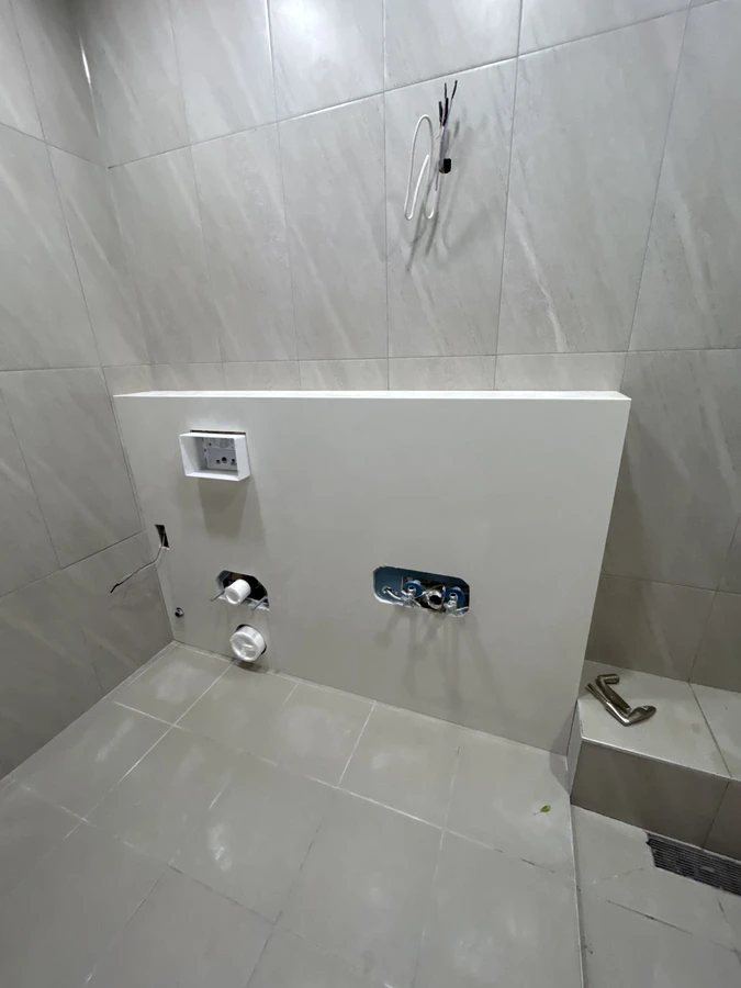 문짝과 선반 일부가 손상됐던 욕실수납장 부분교체 전 사진